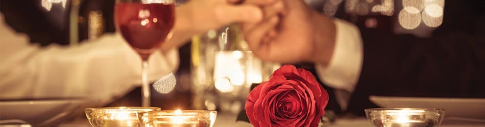 Njut av en romantisk middag med levande ljus där ni kan flirta och skicka förföriska blickar till varandra.