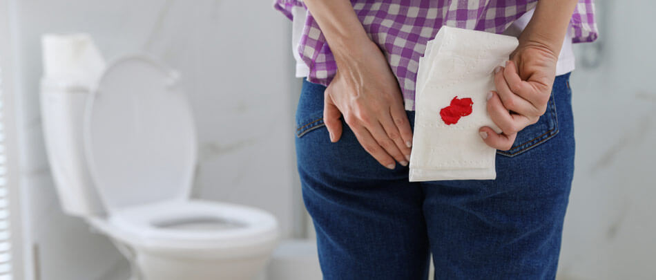 Förutom smärta, sveda och klåda så är ett av de första symtomen för hemorrojder, att man upptäcker blod på toalettpappret efter ett toalettbesök.